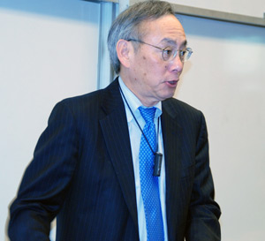 A photo of U.S. Secretary of Energy Steven Chu at San Francisco State University.