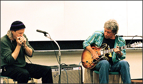 Photo of blues guitarist Elvin Bishop jamming with harmonica player Steve Gurr