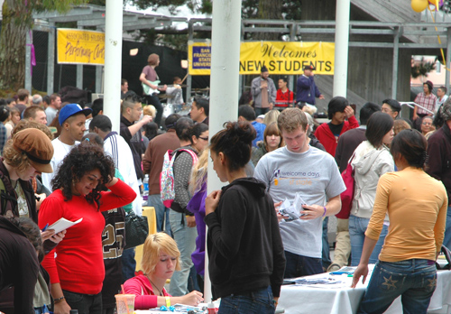 Photograph of students and parents gathered in the quad at SF State for Welcome Days.