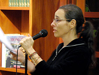 Photo of Raquel Pinderhughes addressing the audience at the launch of her study in Berkeley in January 2008. 
